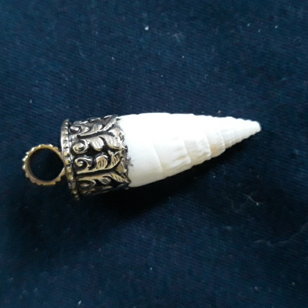 silver tone spiral shell pendant